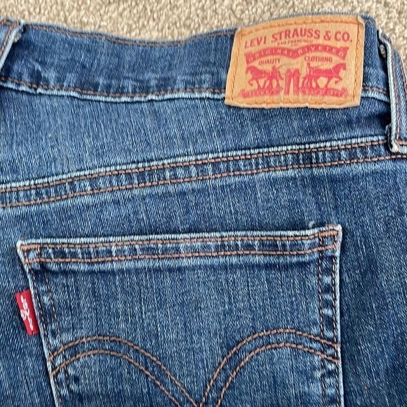 Levi’s High Waisted Shorts - Picture 5 of 8